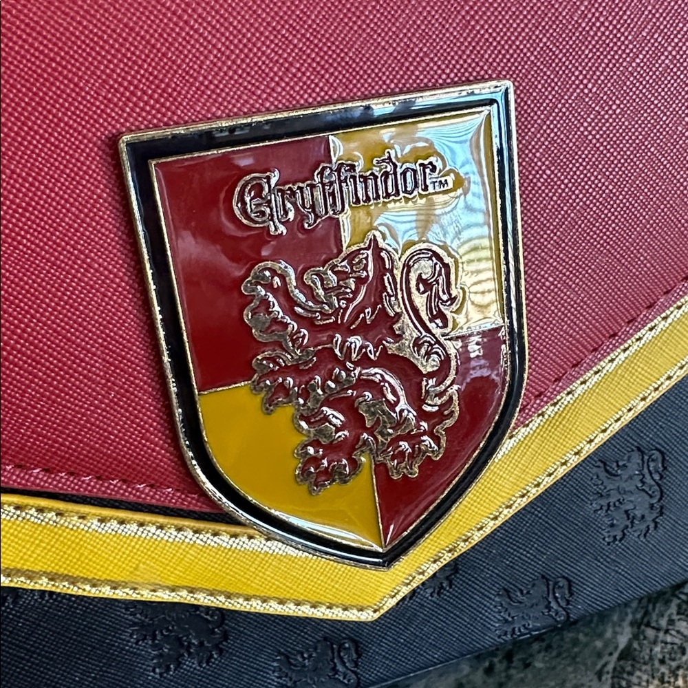 NWOT LOUNGEFLY Gryffindor Crossbody Bag - Picture 4 of 4